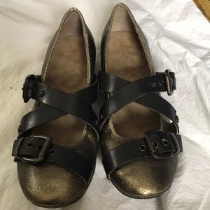 OTBT black and gold leather flats sz7